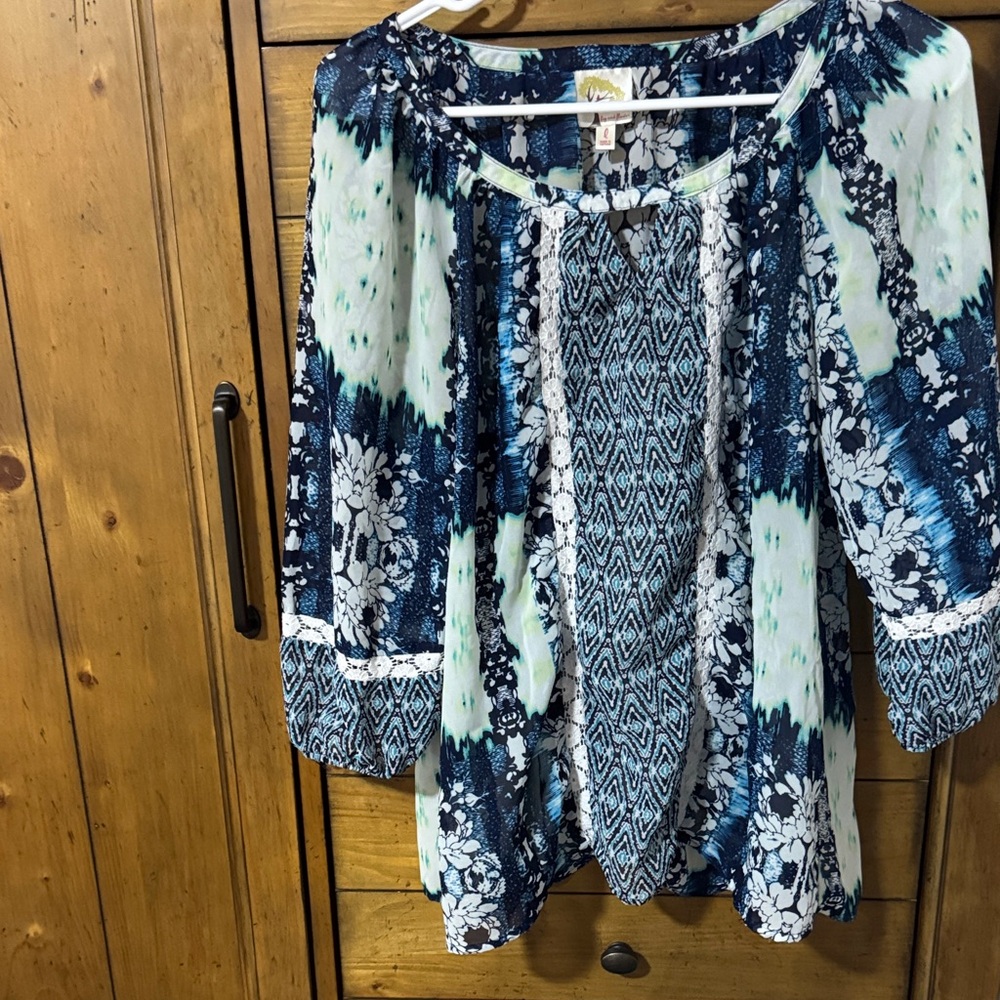 NWOT Fig and Flower Navy and White Floral Blouse